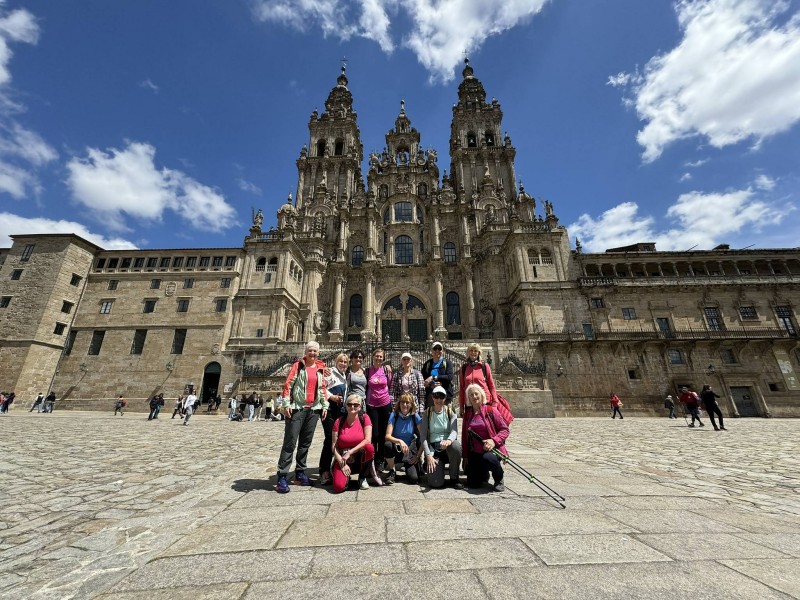 prihod pred katedralo, vsi srečni in veseli