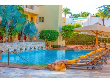 Pogled na bazen in ležalnike