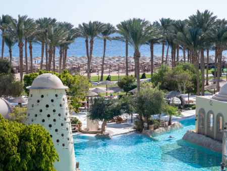 Bazen in plaža s palmami