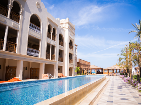 Bazen pred hotelsko sobo