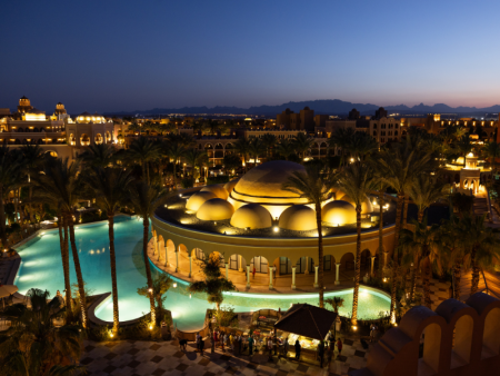 Nočni pogled na hotel