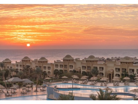 Sončni zahod za hotelom
