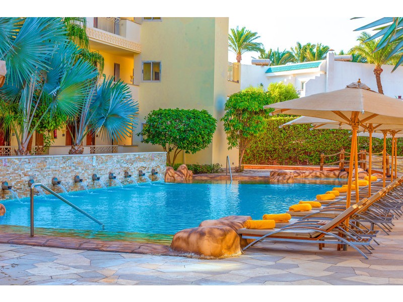 Pogled na bazen in ležalnike