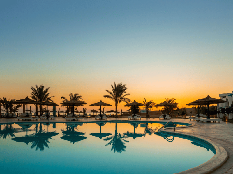 Sončni zahod ob bazenu