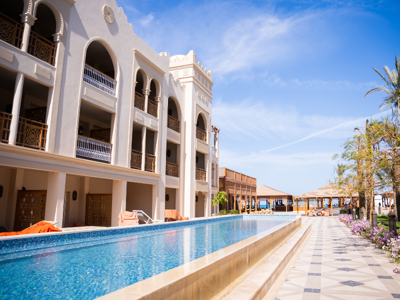 Bazen pred hotelsko sobo