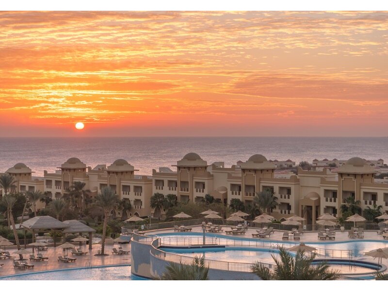 Sončni zahod za hotelom