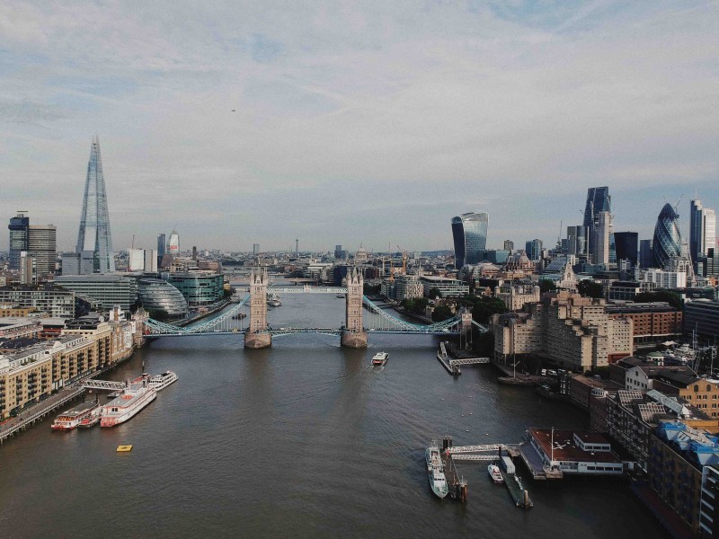 Pogled na Tower Bridge, City in Shard