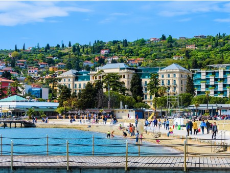 Podnevi plaže, zvečer gostinska ponudba in promenada