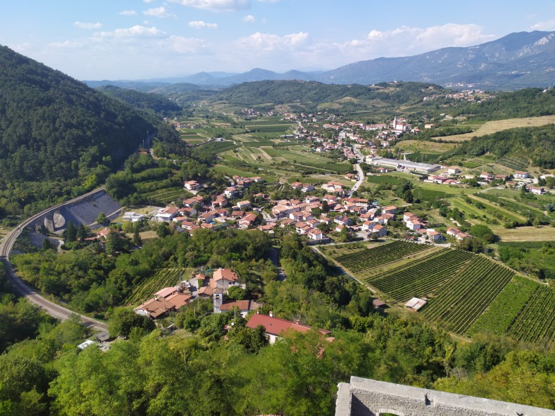 Vipavska dolina z železnico