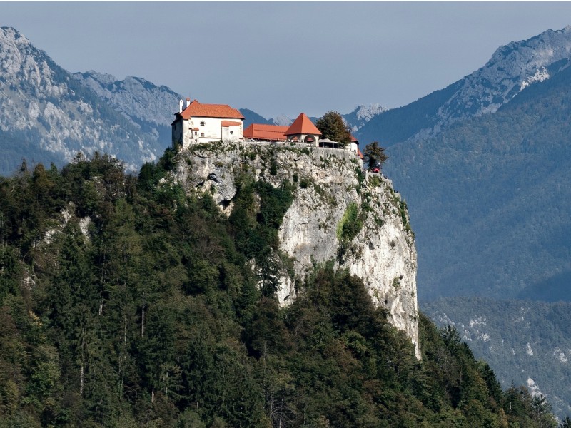 Blejski grad na skalnem robu nad jezerom